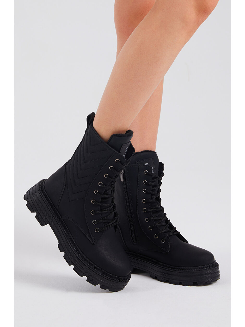 Kadın Siyah Cilt Kalın Taban Nakışlı Bağcıklı ve Fermuarlı Bot-3