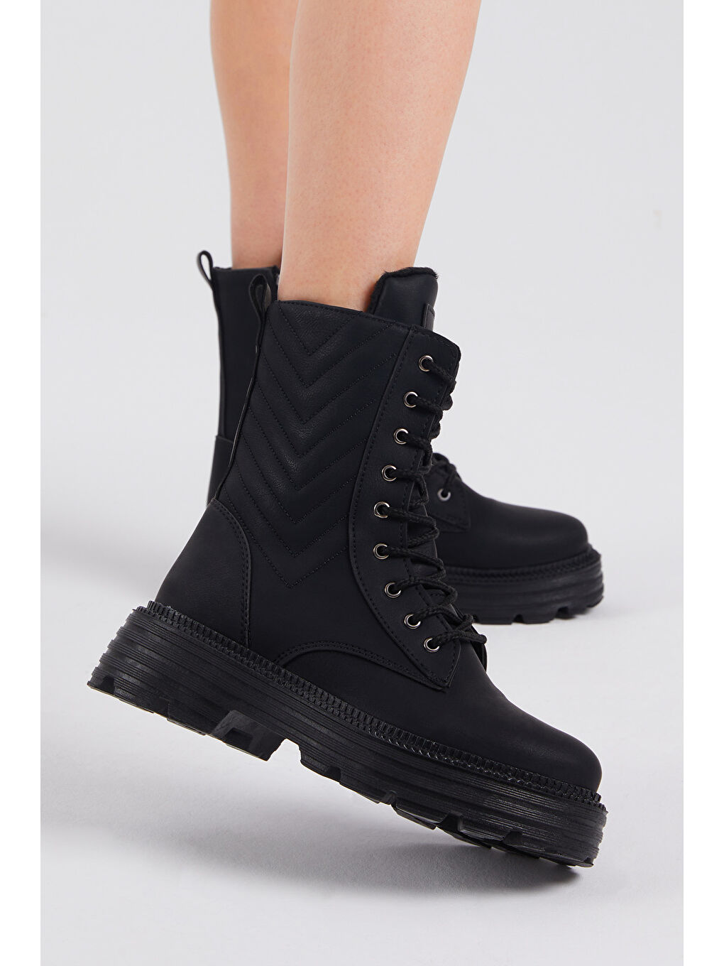 Kadın Siyah Cilt Kalın Taban Nakışlı Bağcıklı ve Fermuarlı Bot-4