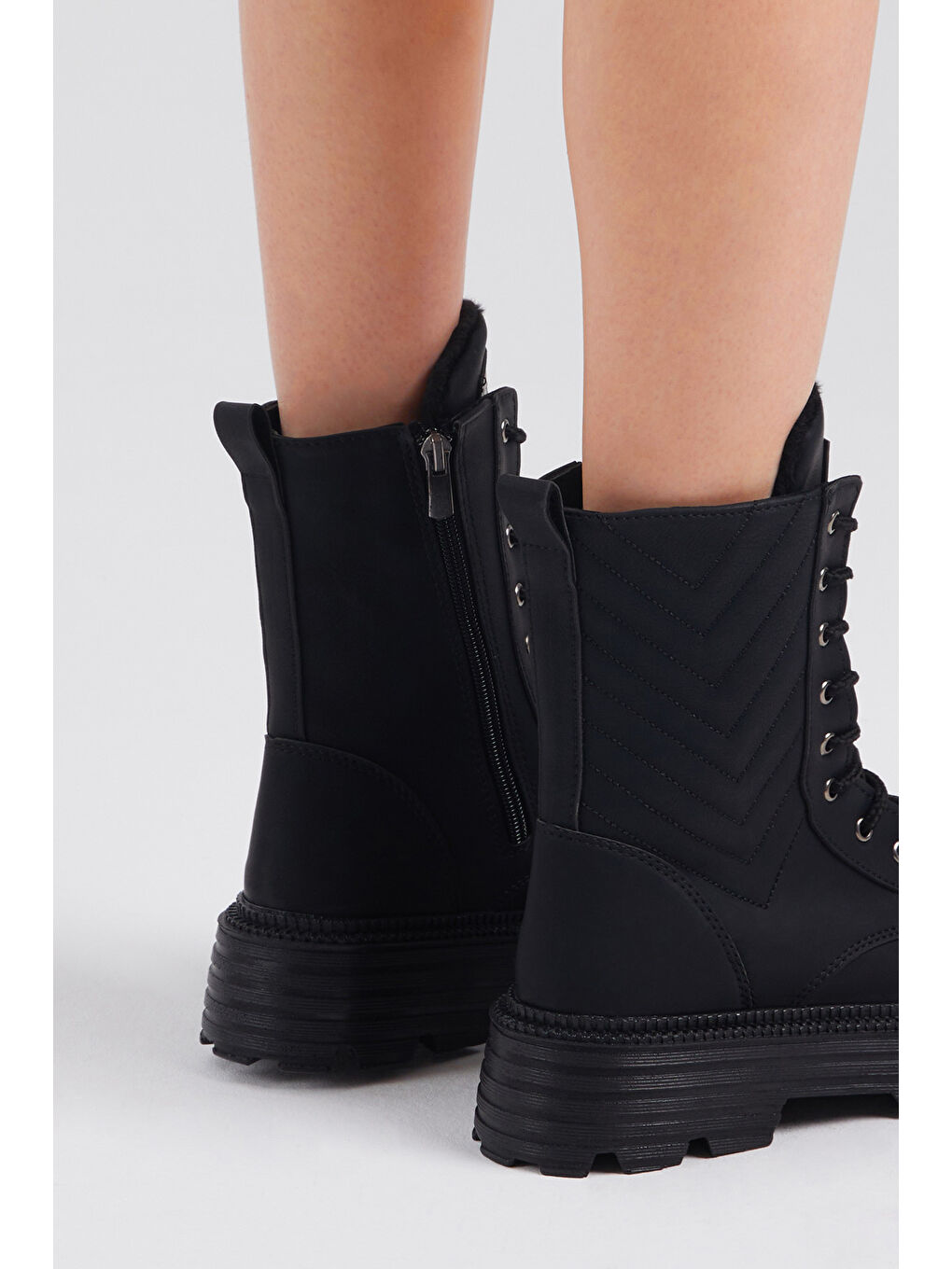 Kadın Siyah Cilt Kalın Taban Nakışlı Bağcıklı ve Fermuarlı Bot-5