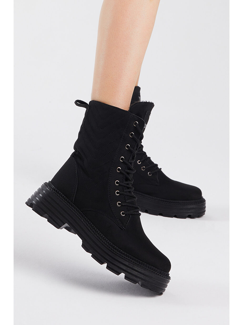 Kadın Siyah Süet Kalın Taban Nakışlı Bağcıklı ve Fermuarlı Bot