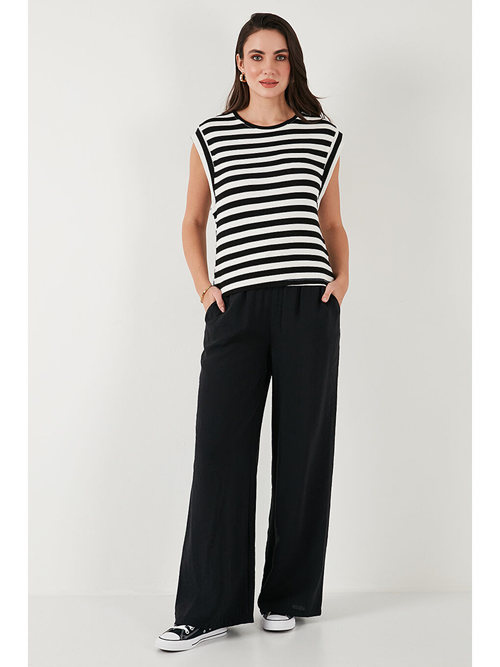 Siyah Çizgili Oversize Fit Bisiklet Yaka Kadın T Shirt 5866103-2