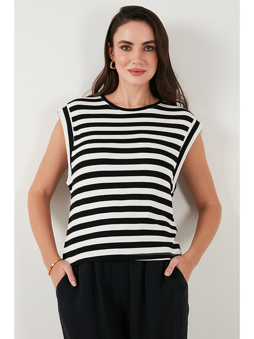 Siyah Çizgili Oversize Fit Bisiklet Yaka Kadın T Shirt 5866103-5