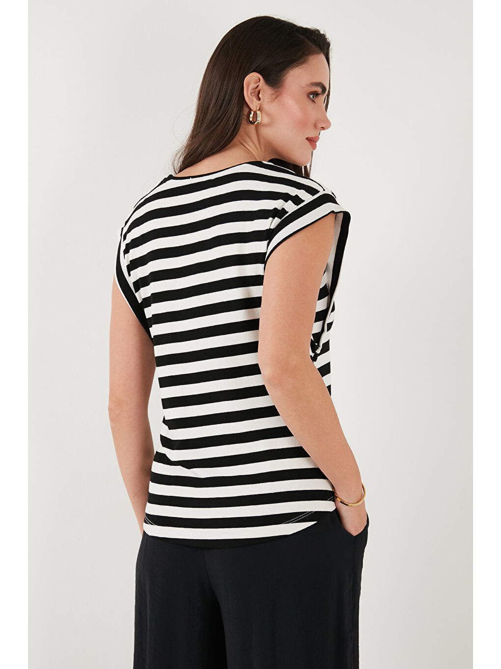 Siyah Çizgili Oversize Fit Bisiklet Yaka Kadın T Shirt 5866103-6