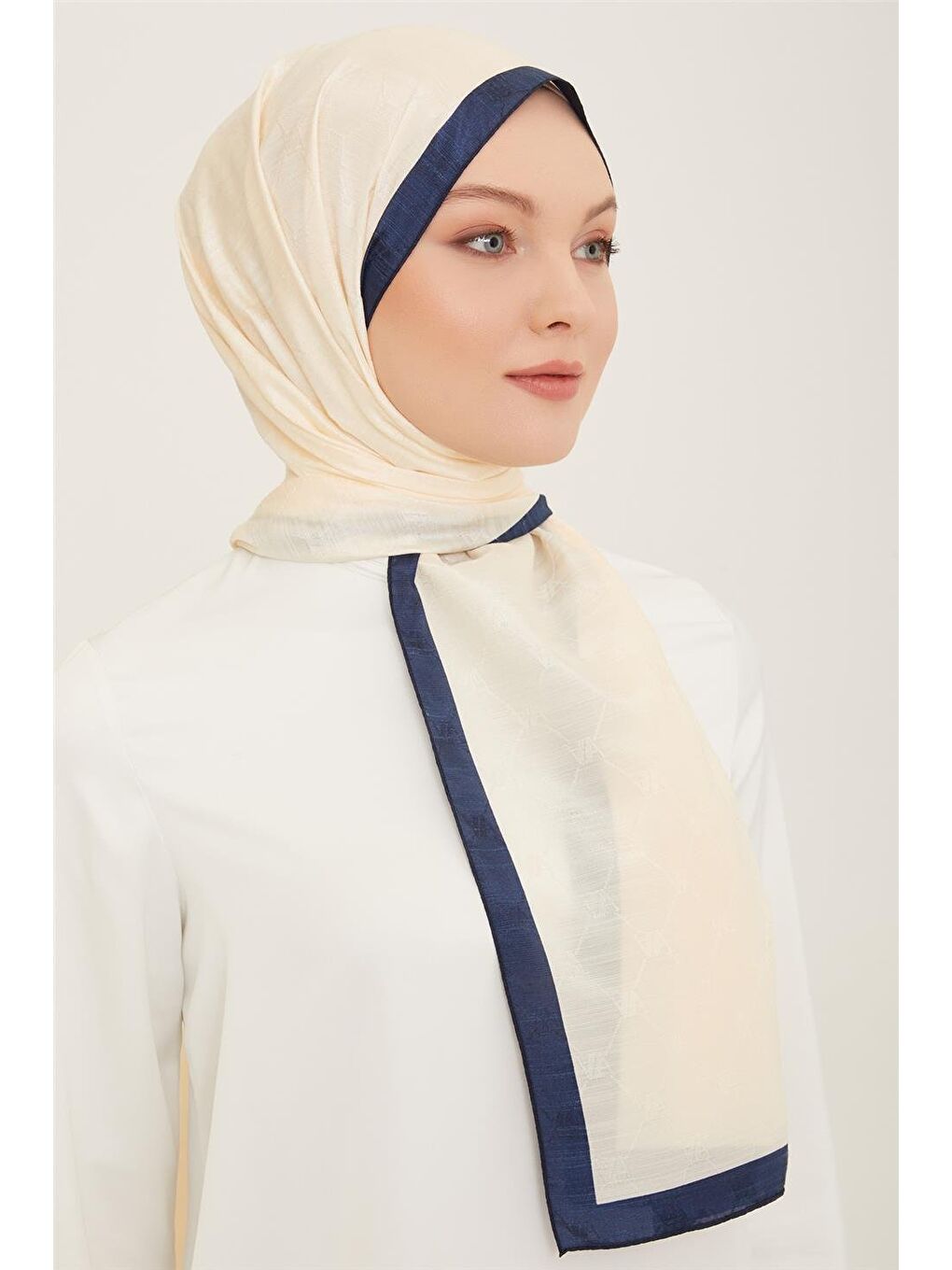 Beyaz Trend Monogram Şal 2 161