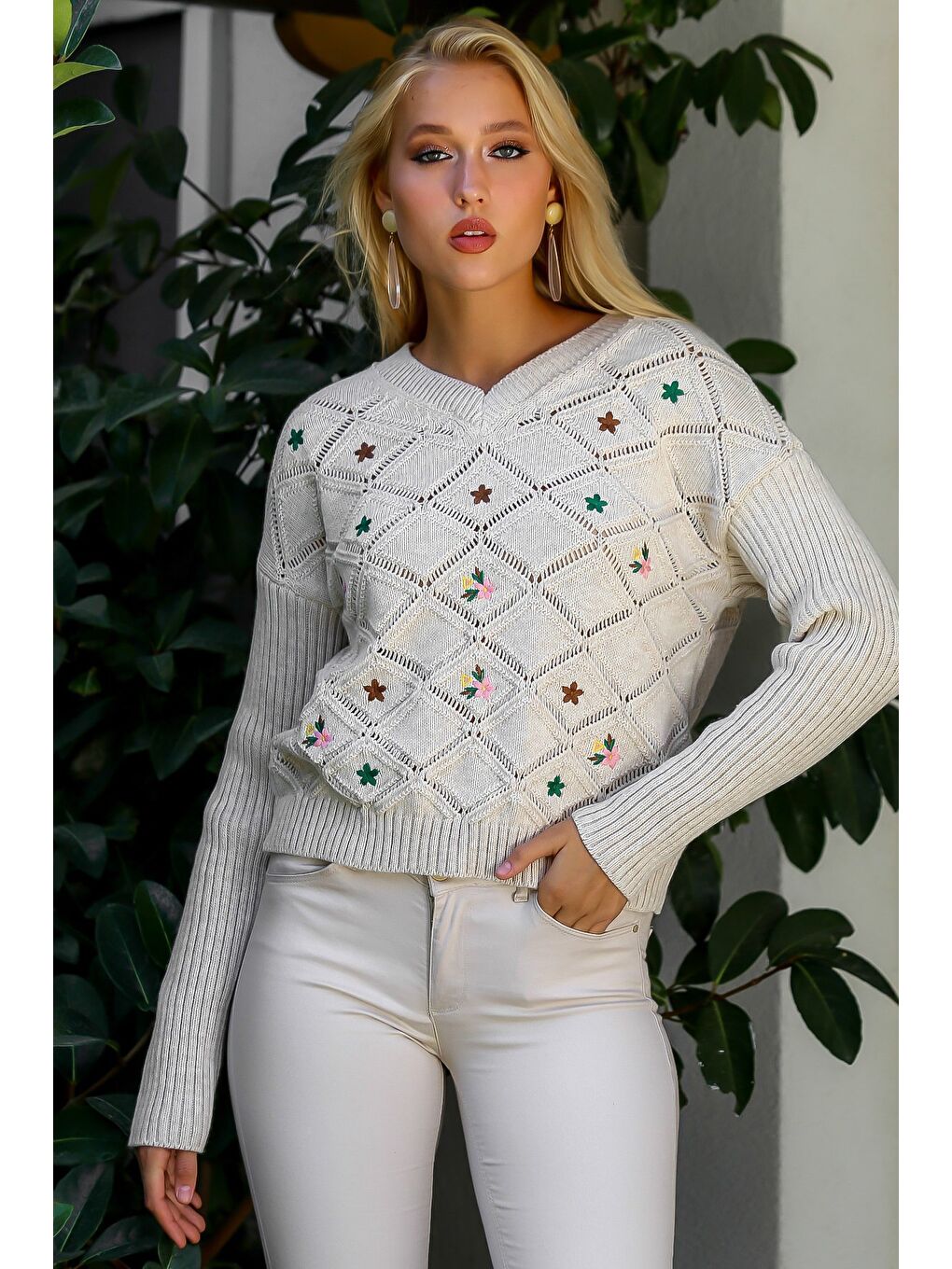 Kadın Bej V Yaka Baklava Desen Çiçek Nakışlı Triko Kazak M10010800KZ99150