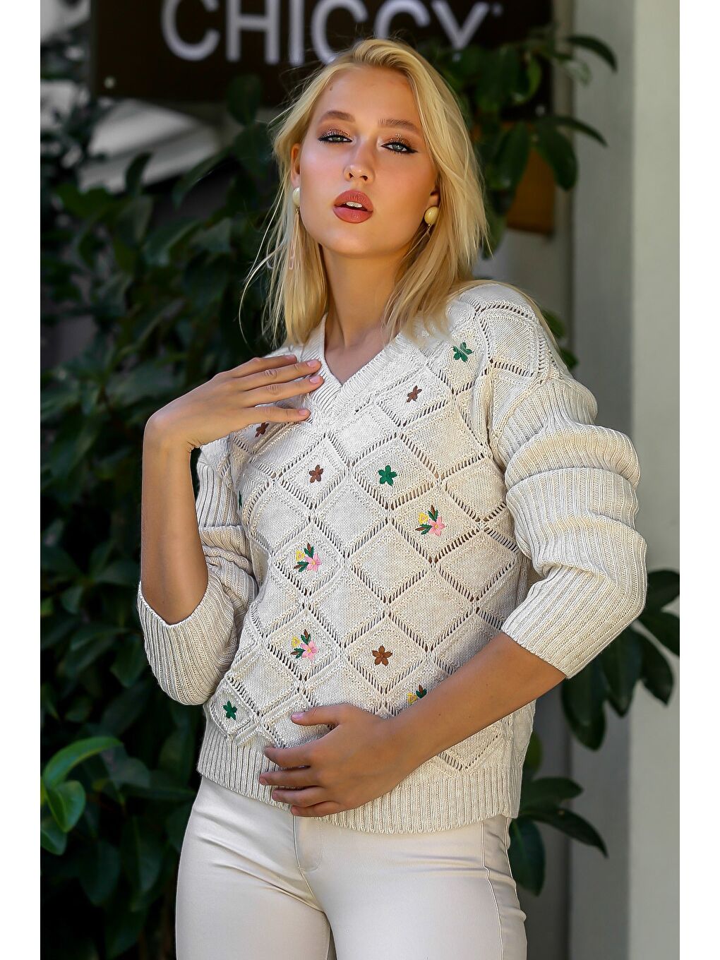 Kadın Bej V Yaka Baklava Desen Çiçek Nakışlı Triko Kazak M10010800KZ99150-2