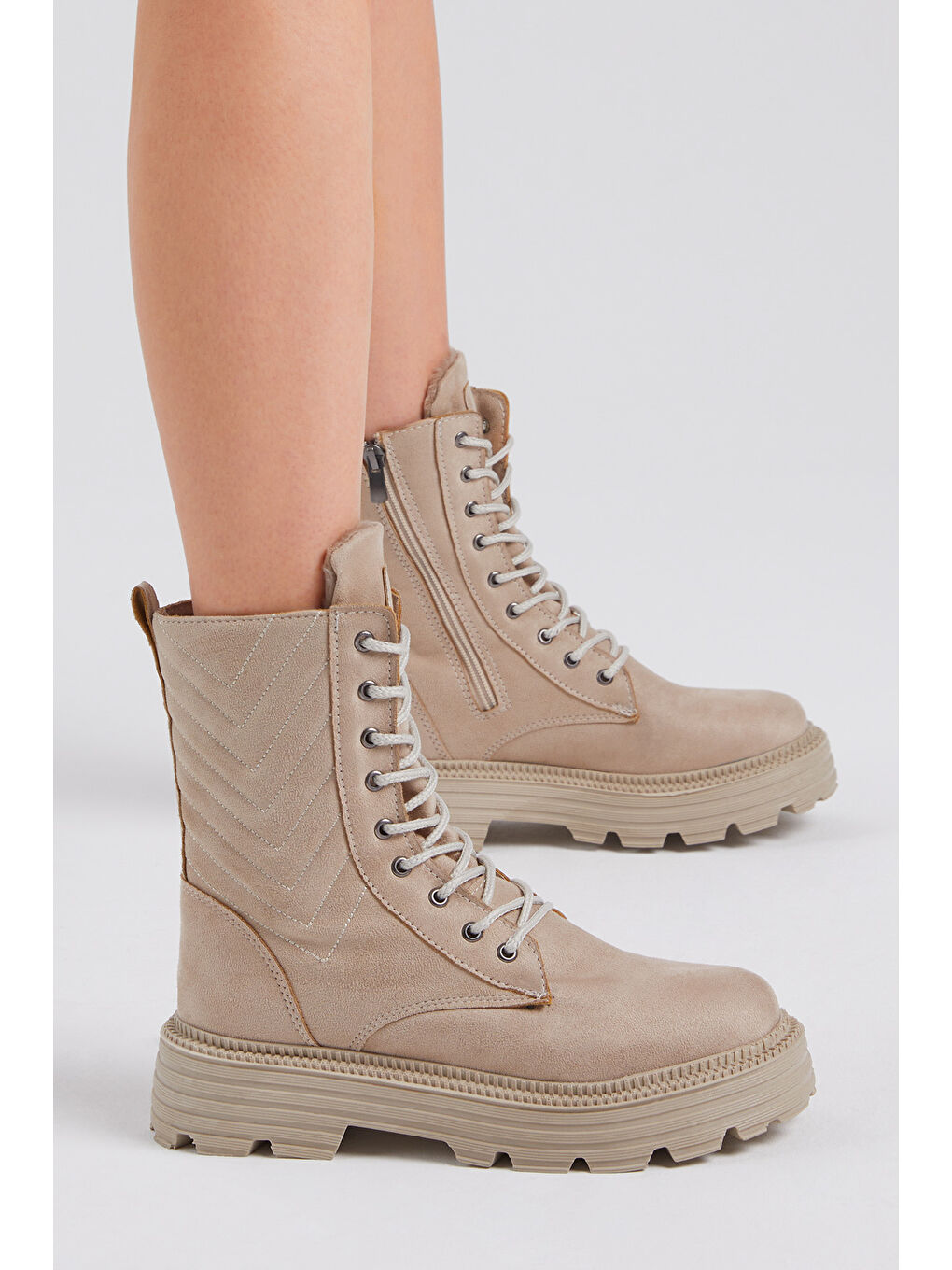 Bej Kadın Krem Süet Kalın Taban Nakışlı Bağcıklı ve Fermuarlı Bot-1