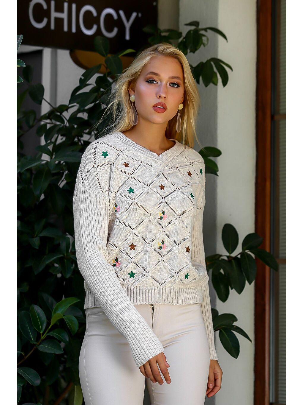 Kadın Bej V Yaka Baklava Desen Çiçek Nakışlı Triko Kazak M10010800KZ99150-3