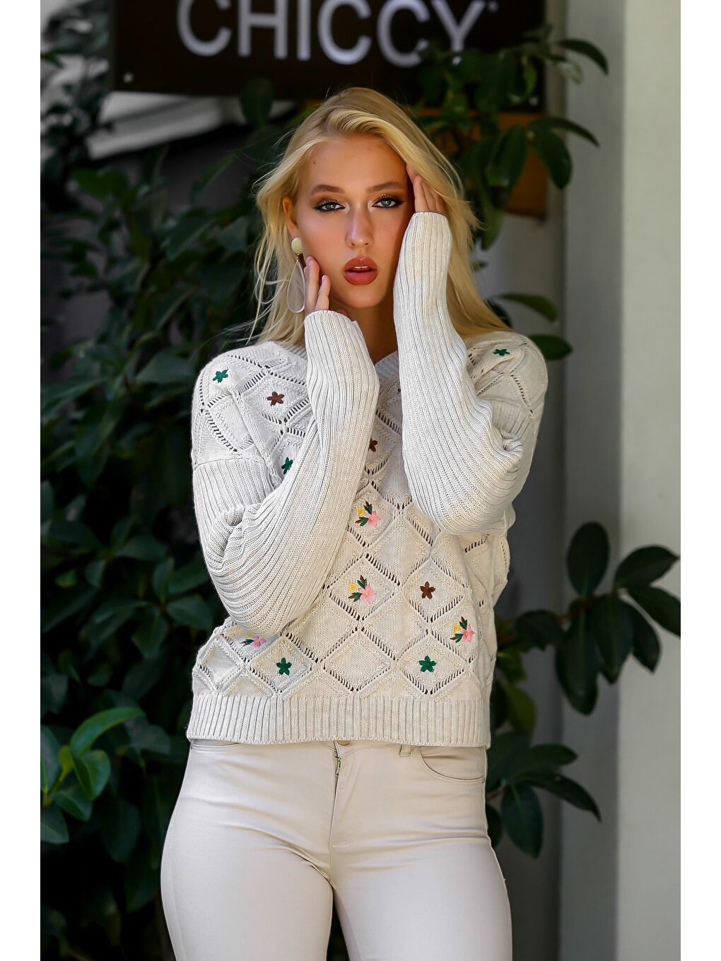 Kadın Bej V Yaka Baklava Desen Çiçek Nakışlı Triko Kazak M10010800KZ99150-4