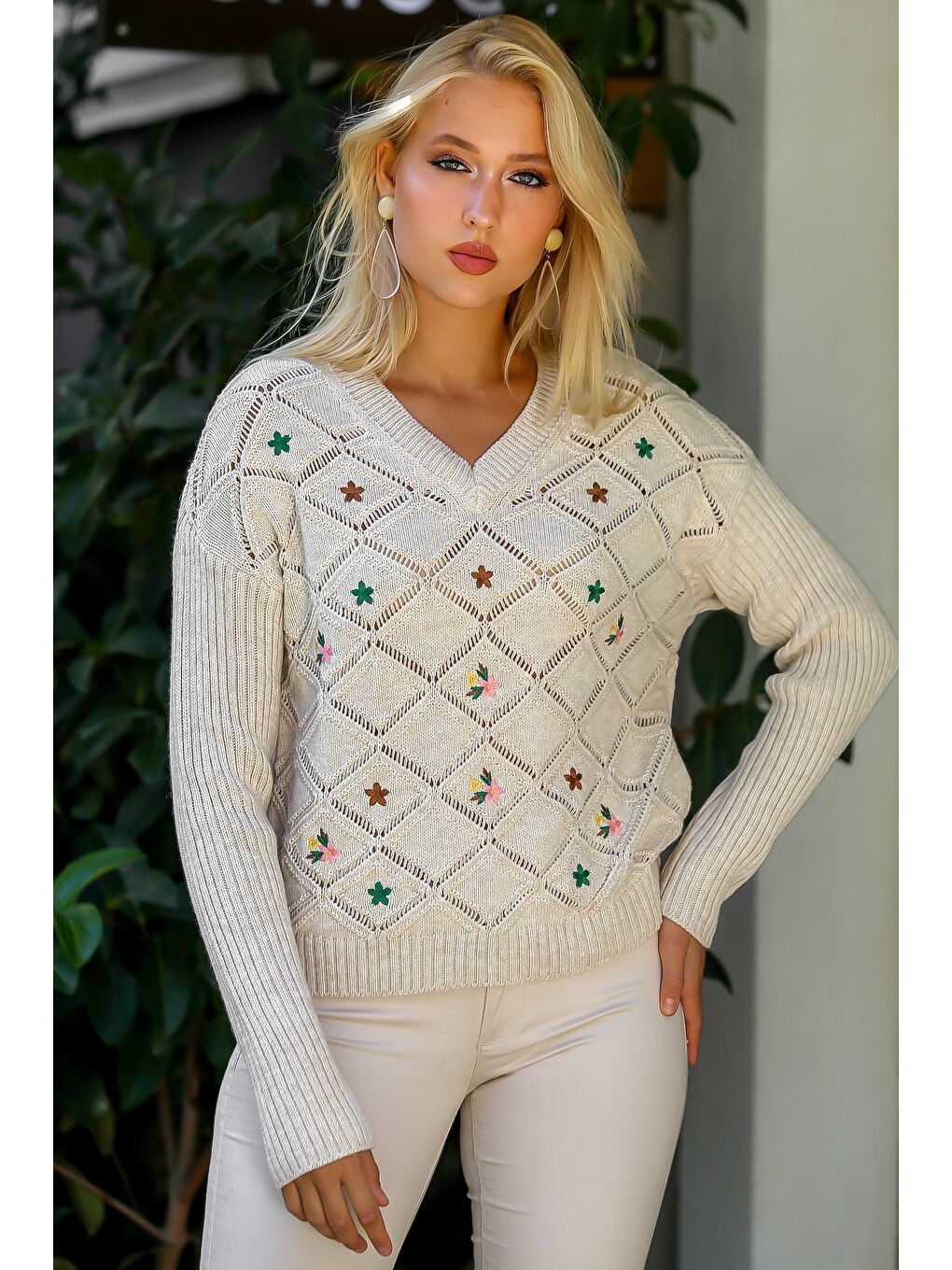 Kadın Bej V Yaka Baklava Desen Çiçek Nakışlı Triko Kazak M10010800KZ99150-5