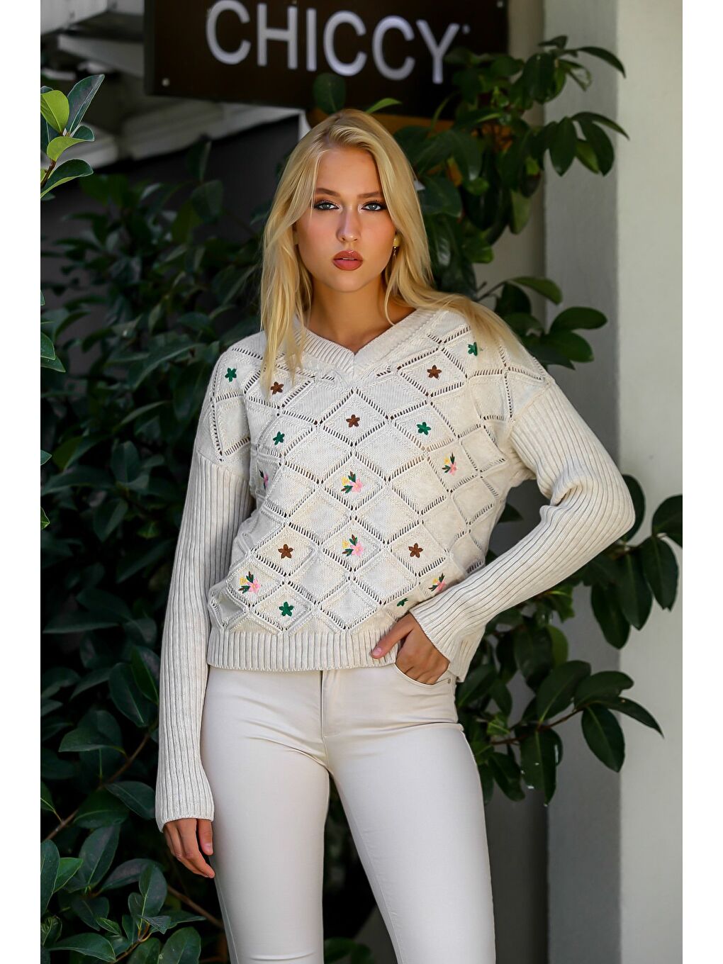 Kadın Bej V Yaka Baklava Desen Çiçek Nakışlı Triko Kazak M10010800KZ99150-6