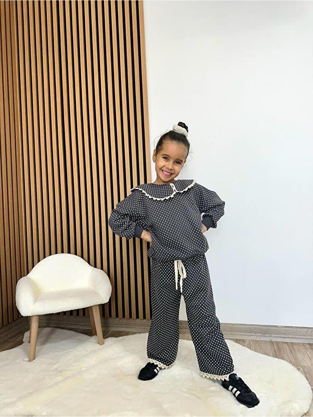 Gri Kız Çocuk Pamuklu Puantiye Desenli Dantel Yakalı Takım – Geniş Paça Pantolonlu-1