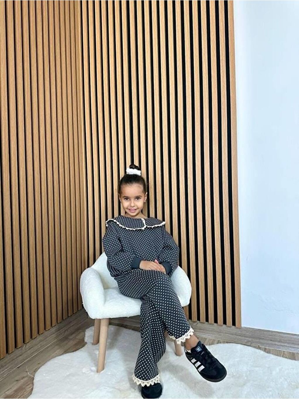 Gri Kız Çocuk Pamuklu Puantiye Desenli Dantel Yakalı Takım – Geniş Paça Pantolonlu-2