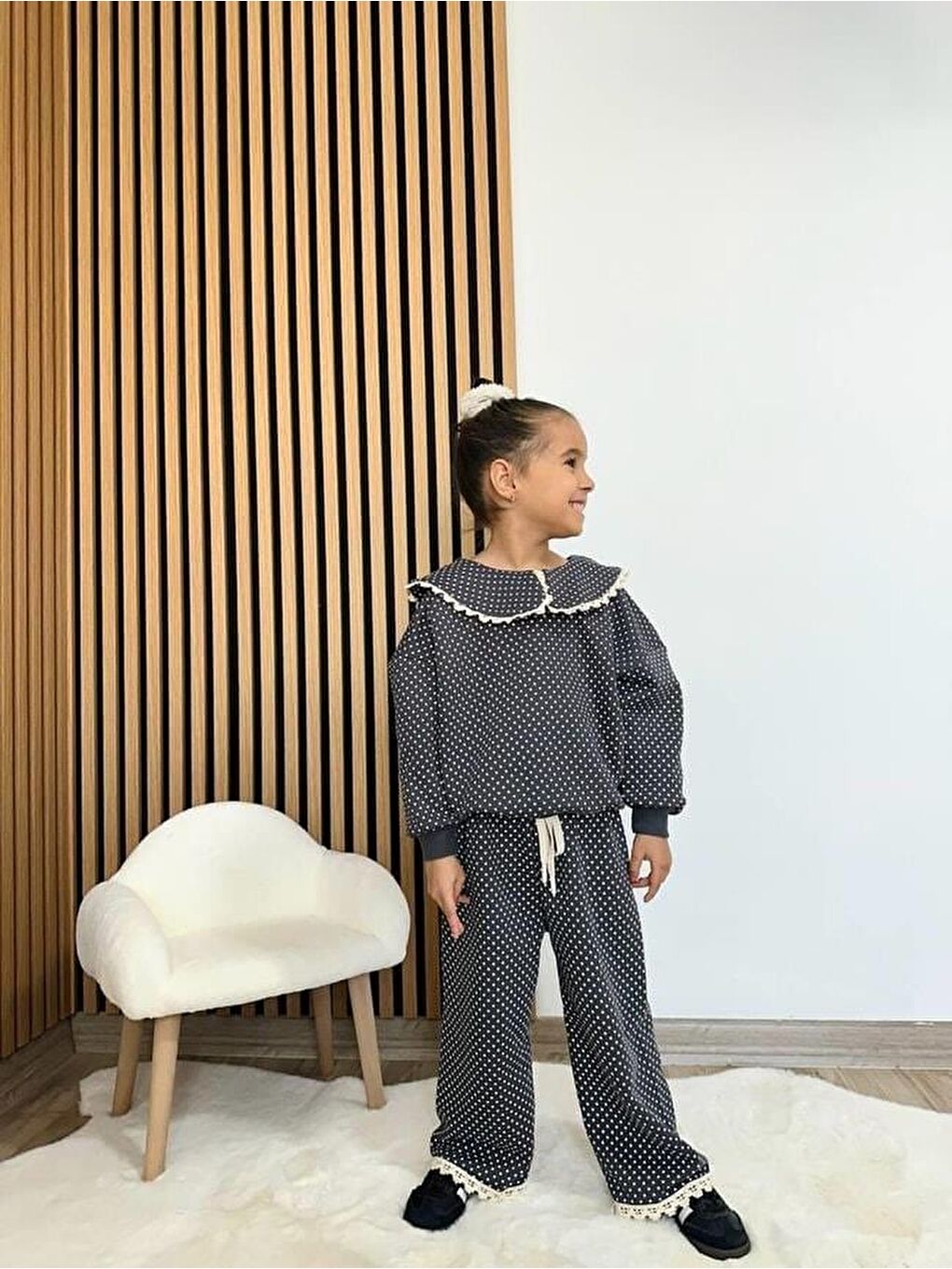 Gri Kız Çocuk Pamuklu Puantiye Desenli Dantel Yakalı Takım – Geniş Paça Pantolonlu-4