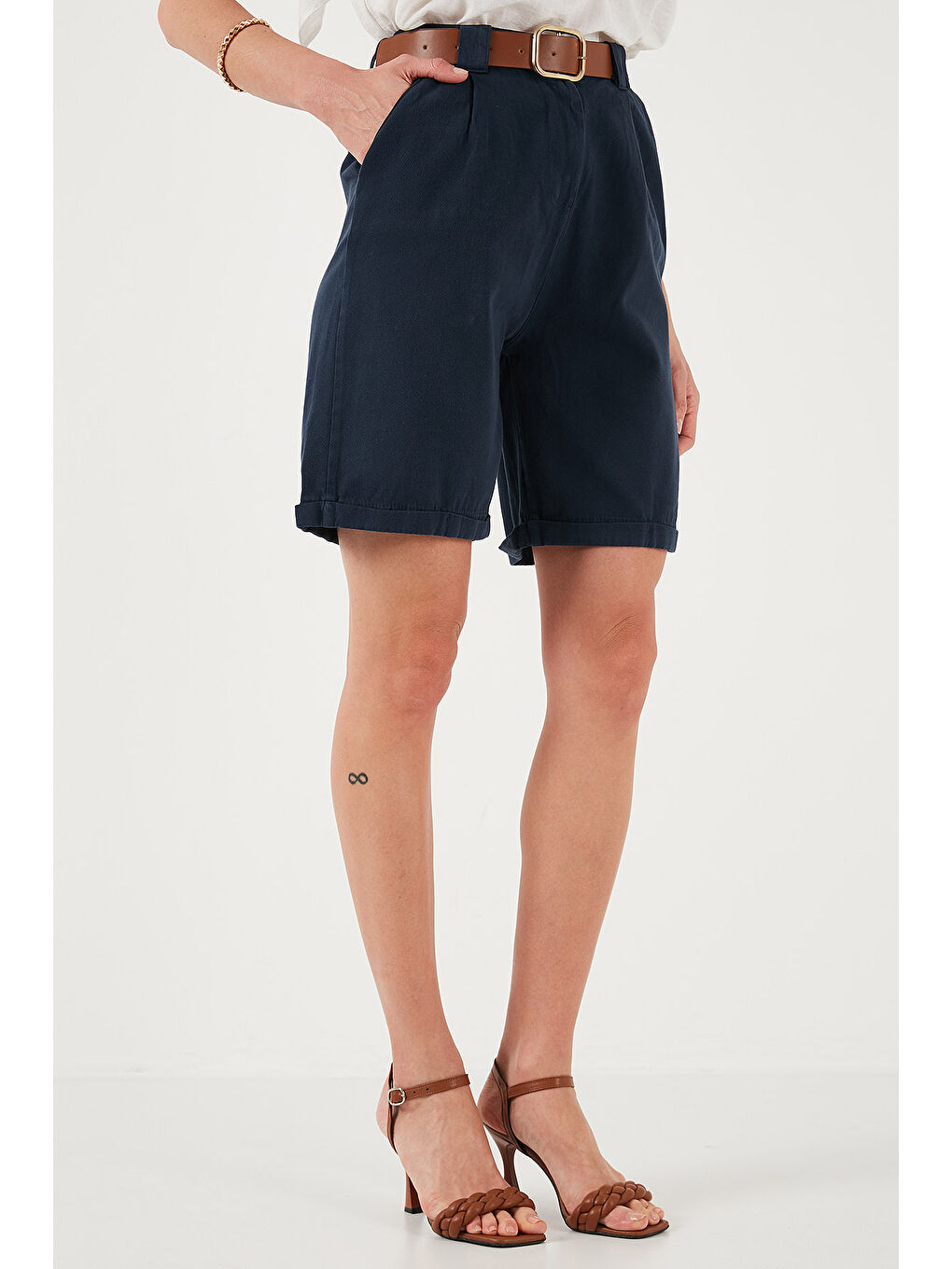 Lacivert Pamuklu Relaxed Fit Yüksel Bel Kemerli Gabardin Short 668Yp4710-2