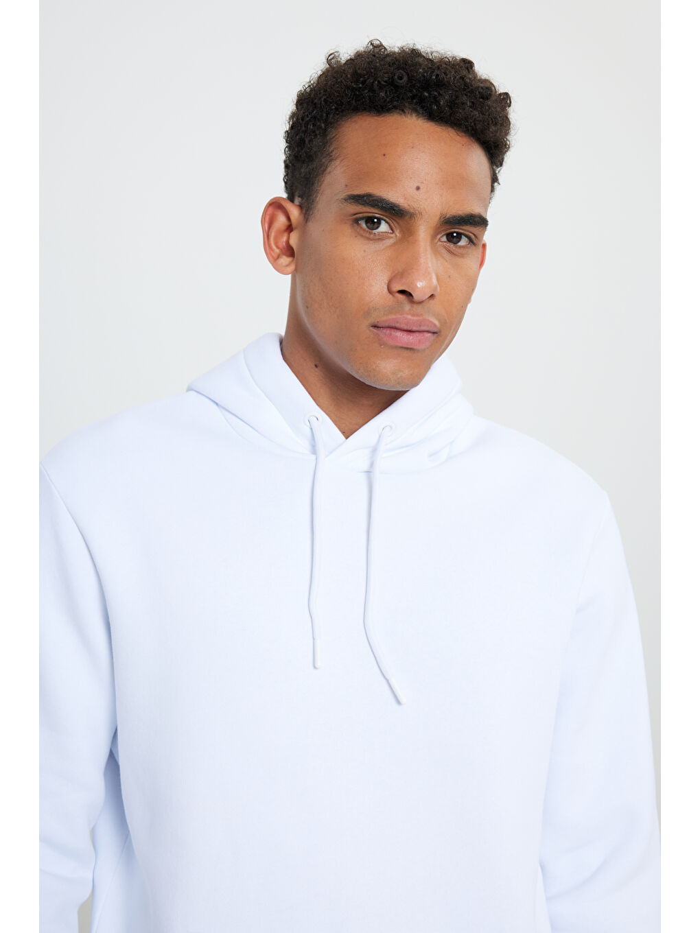 Erkek Beyaz Standart Fit Pamuklu Kapüşonlu Sweatshirt-3