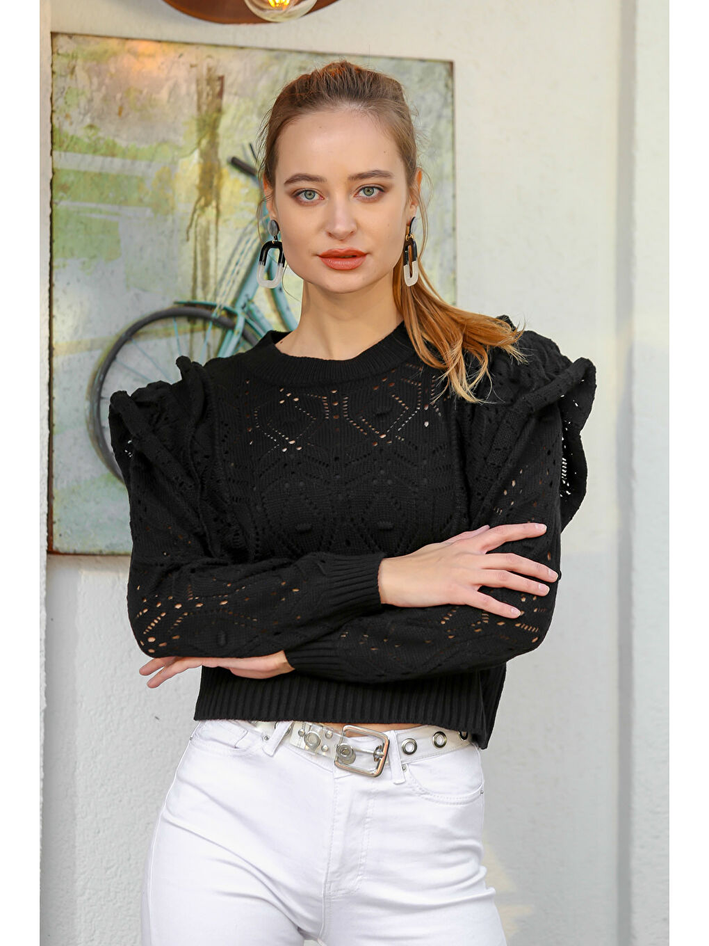 Kadın Siyah Sıfır Yaka Ajurlu Omuzları Fırfırlı Triko Kazak M10010800KZ99122