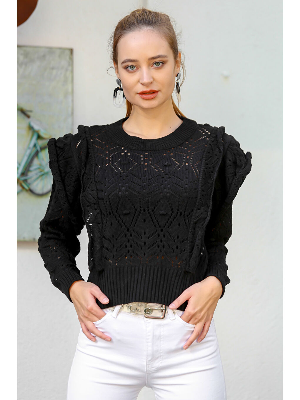 Kadın Siyah Sıfır Yaka Ajurlu Omuzları Fırfırlı Triko Kazak M10010800KZ99122-1