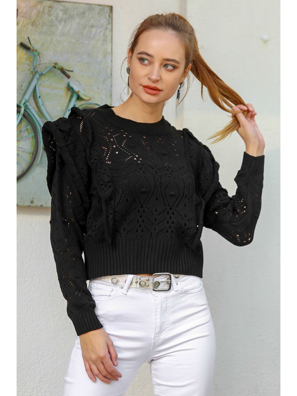 Kadın Siyah Sıfır Yaka Ajurlu Omuzları Fırfırlı Triko Kazak M10010800KZ99122-2