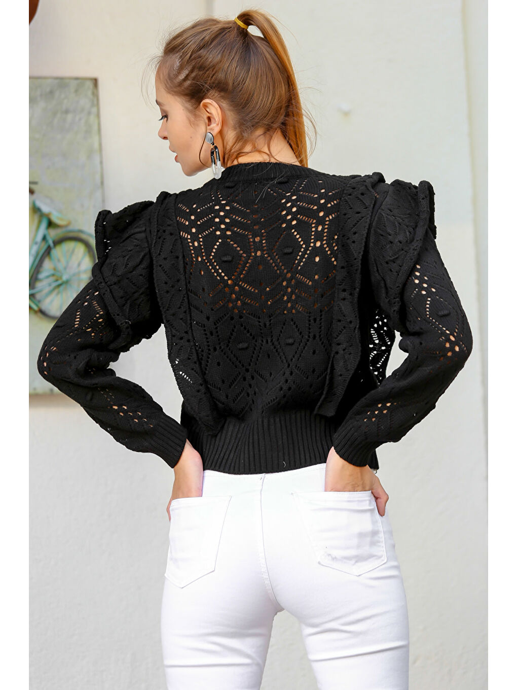 Kadın Siyah Sıfır Yaka Ajurlu Omuzları Fırfırlı Triko Kazak M10010800KZ99122-4