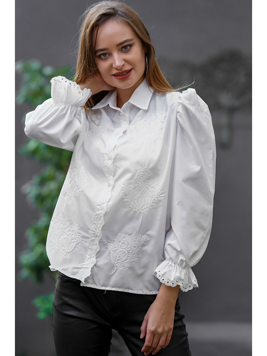 Kadın Siyah Sıfır Yaka Ajurlu Omuzları Fırfırlı Triko Kazak M10010800KZ99122-5