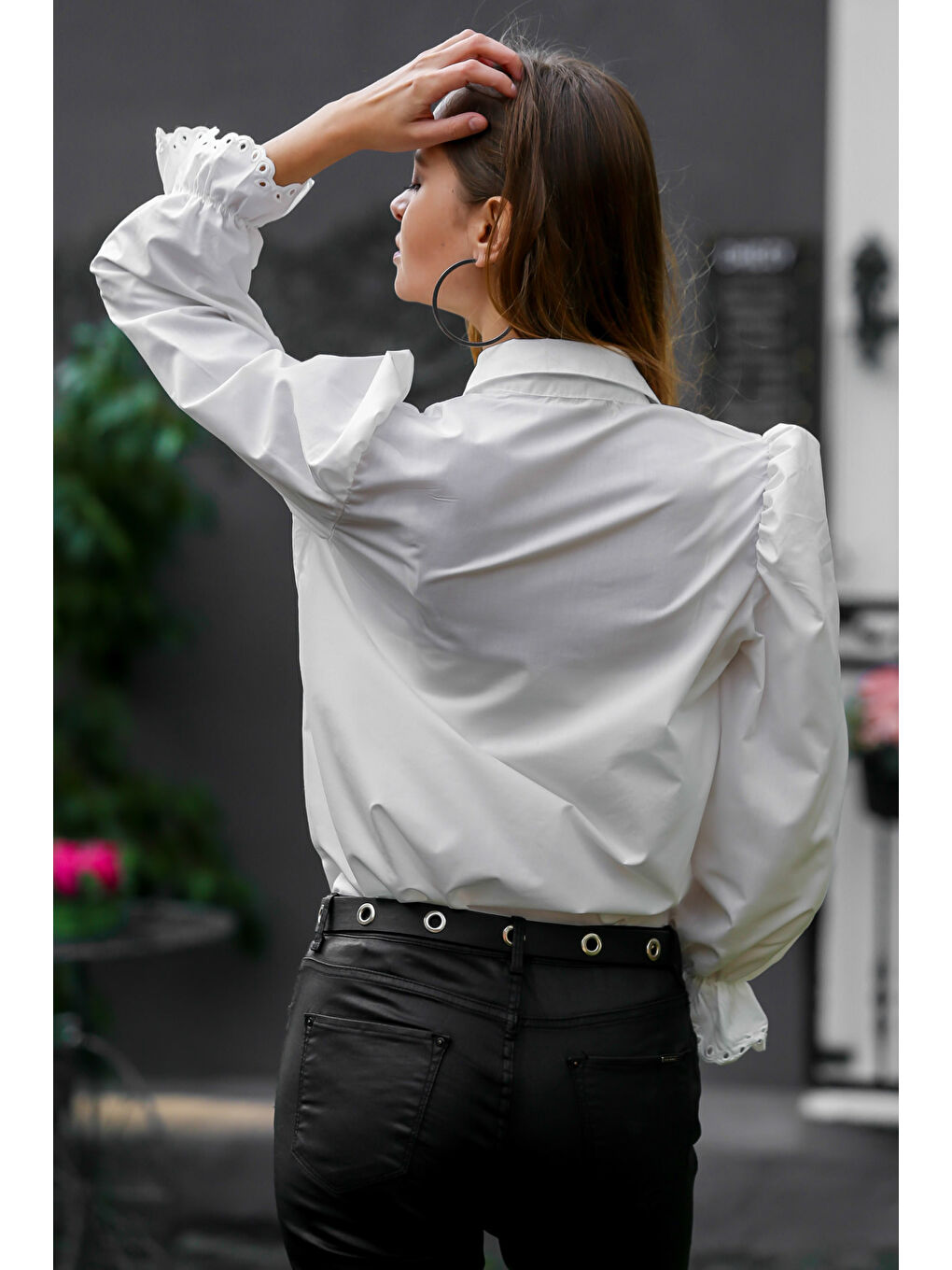 Kadın Siyah Sıfır Yaka Ajurlu Omuzları Fırfırlı Triko Kazak M10010800KZ99122-6