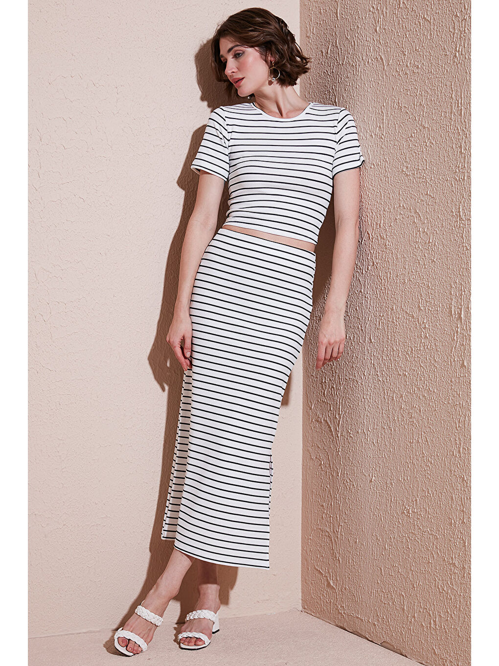 Beyaz Çizgili Slim Fit Bisiklet Yaka Yırtmaçlı Midi Boy Etekli Crop Takım 5866132