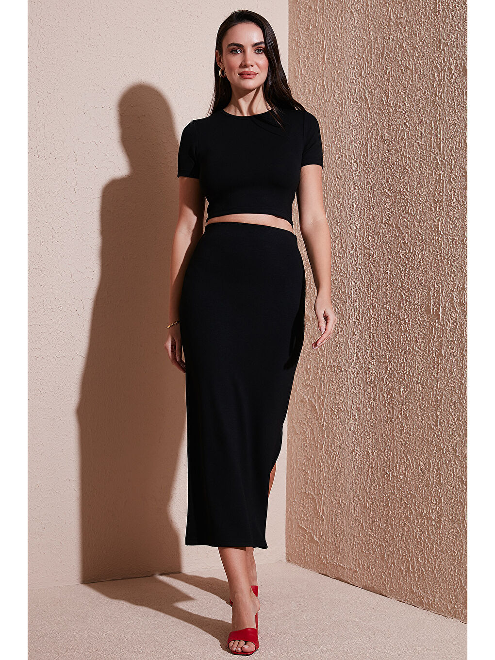 Siyah Slim Fit Yırtmaç Detaylı Uzun Etekli Crop Kadın Takım 5866148-2