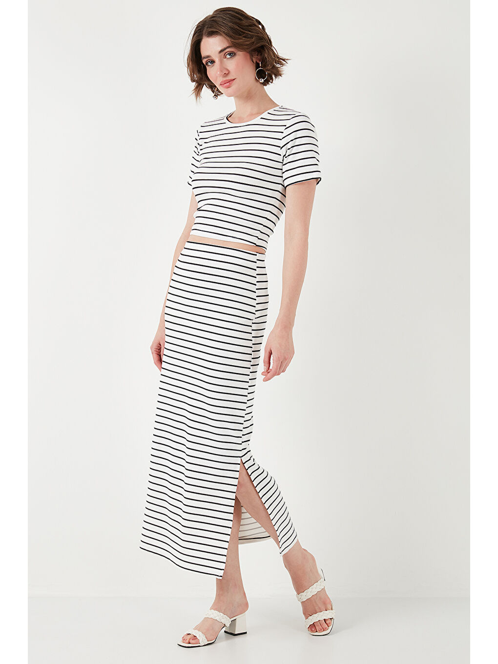Beyaz Çizgili Slim Fit Bisiklet Yaka Yırtmaçlı Midi Boy Etekli Crop Takım 5866132-2