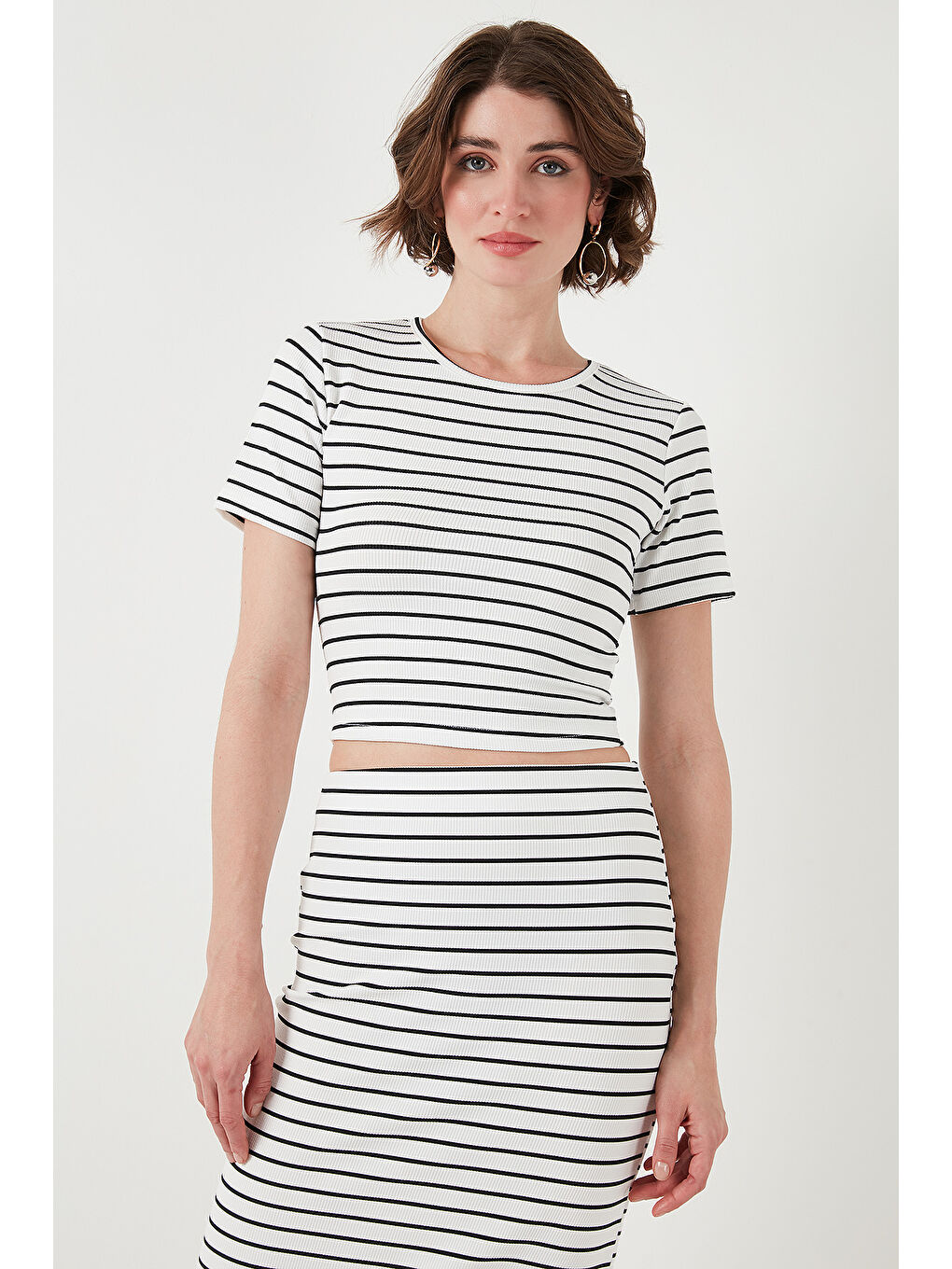 Beyaz Çizgili Slim Fit Bisiklet Yaka Yırtmaçlı Midi Boy Etekli Crop Takım 5866132-3