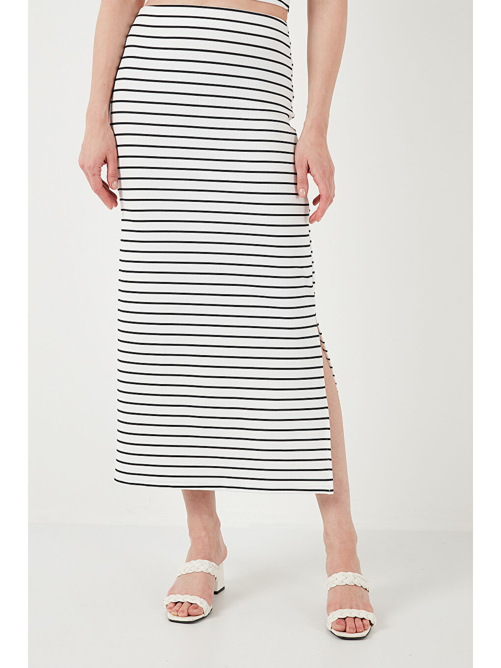 Beyaz Çizgili Slim Fit Bisiklet Yaka Yırtmaçlı Midi Boy Etekli Crop Takım 5866132-5