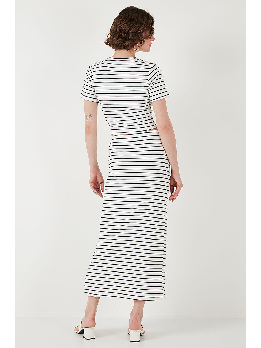 Beyaz Çizgili Slim Fit Bisiklet Yaka Yırtmaçlı Midi Boy Etekli Crop Takım 5866132-6