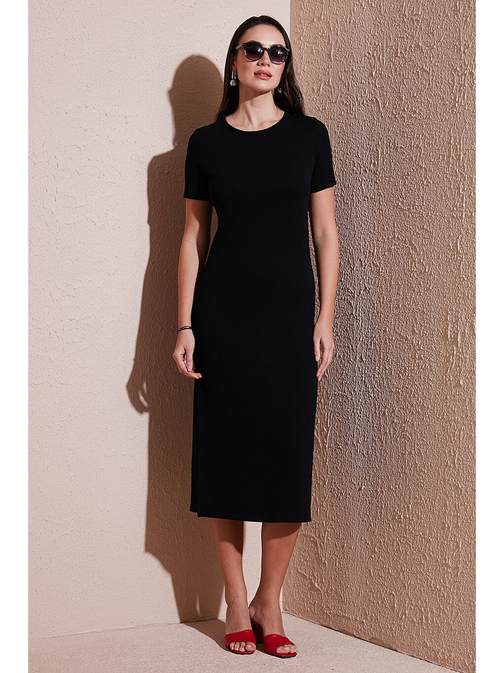 Siyah Regular Fit Bisiklet Yaka Yırtmaç Detaylı Midi Kadın Elbise 5866165-1