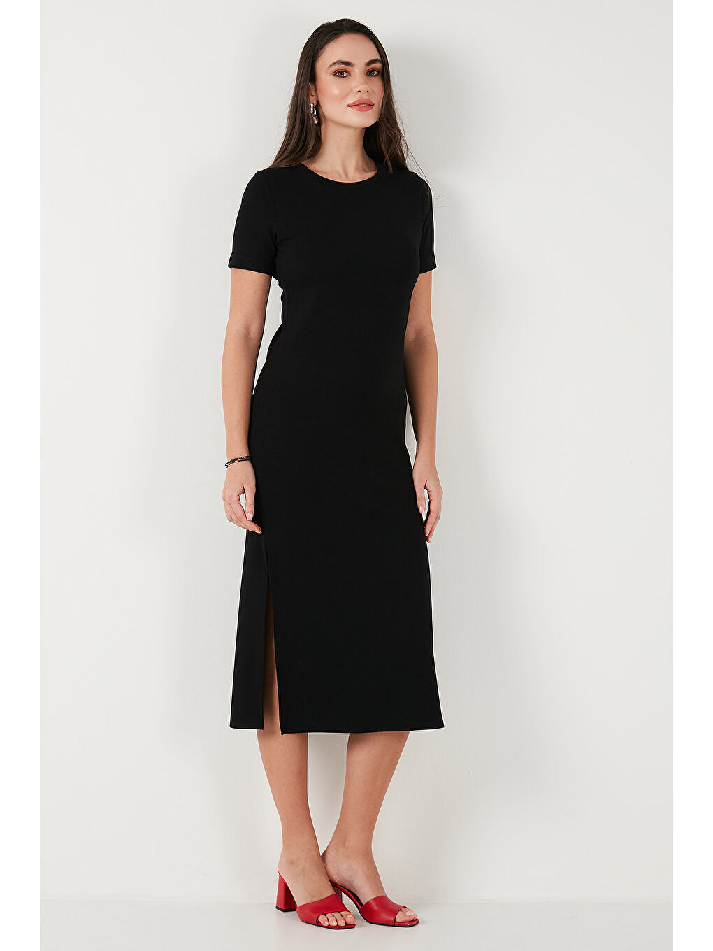 Siyah Regular Fit Bisiklet Yaka Yırtmaç Detaylı Midi Kadın Elbise 5866165-2