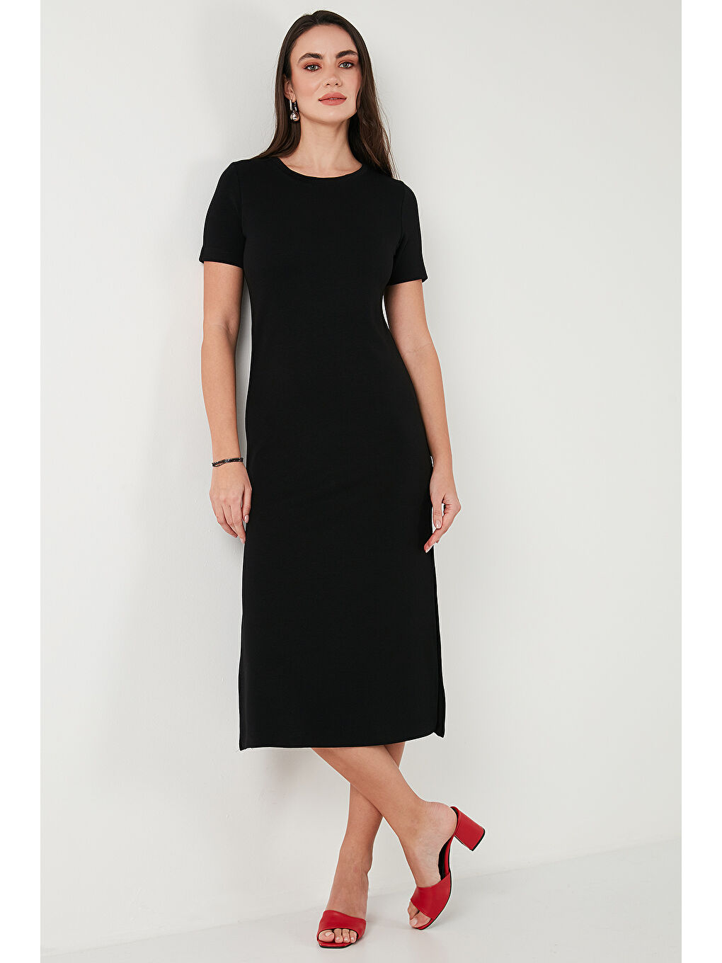 Siyah Regular Fit Bisiklet Yaka Yırtmaç Detaylı Midi Kadın Elbise 5866165-3