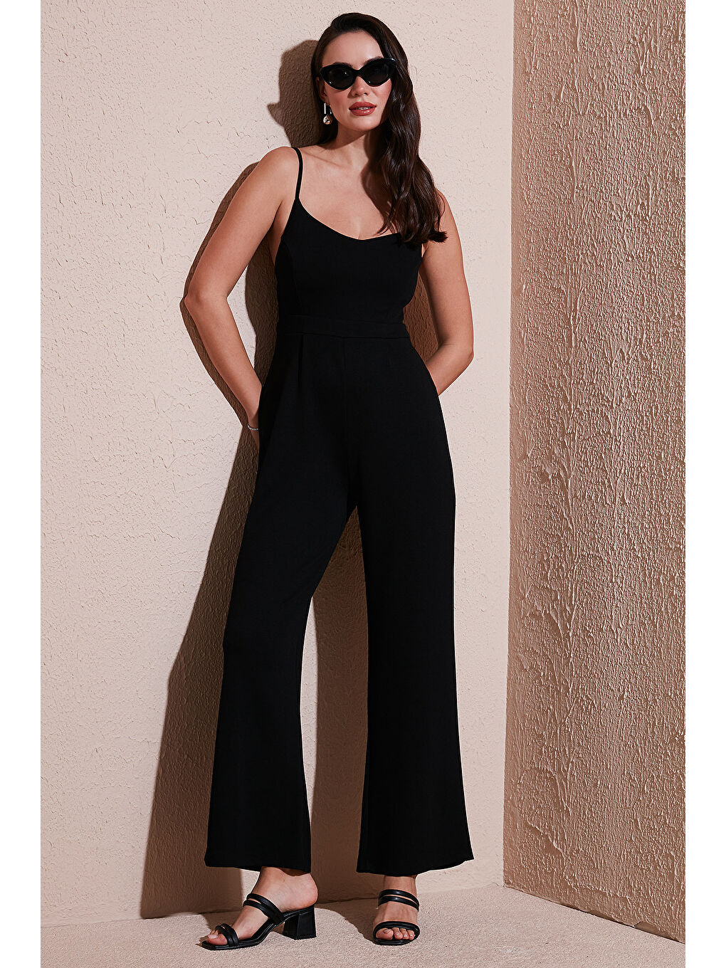 Lela Siyah Regular Fit Yuvarlak Yaka Askılı Bol Paça Kadın Tulum 5866147 - 1