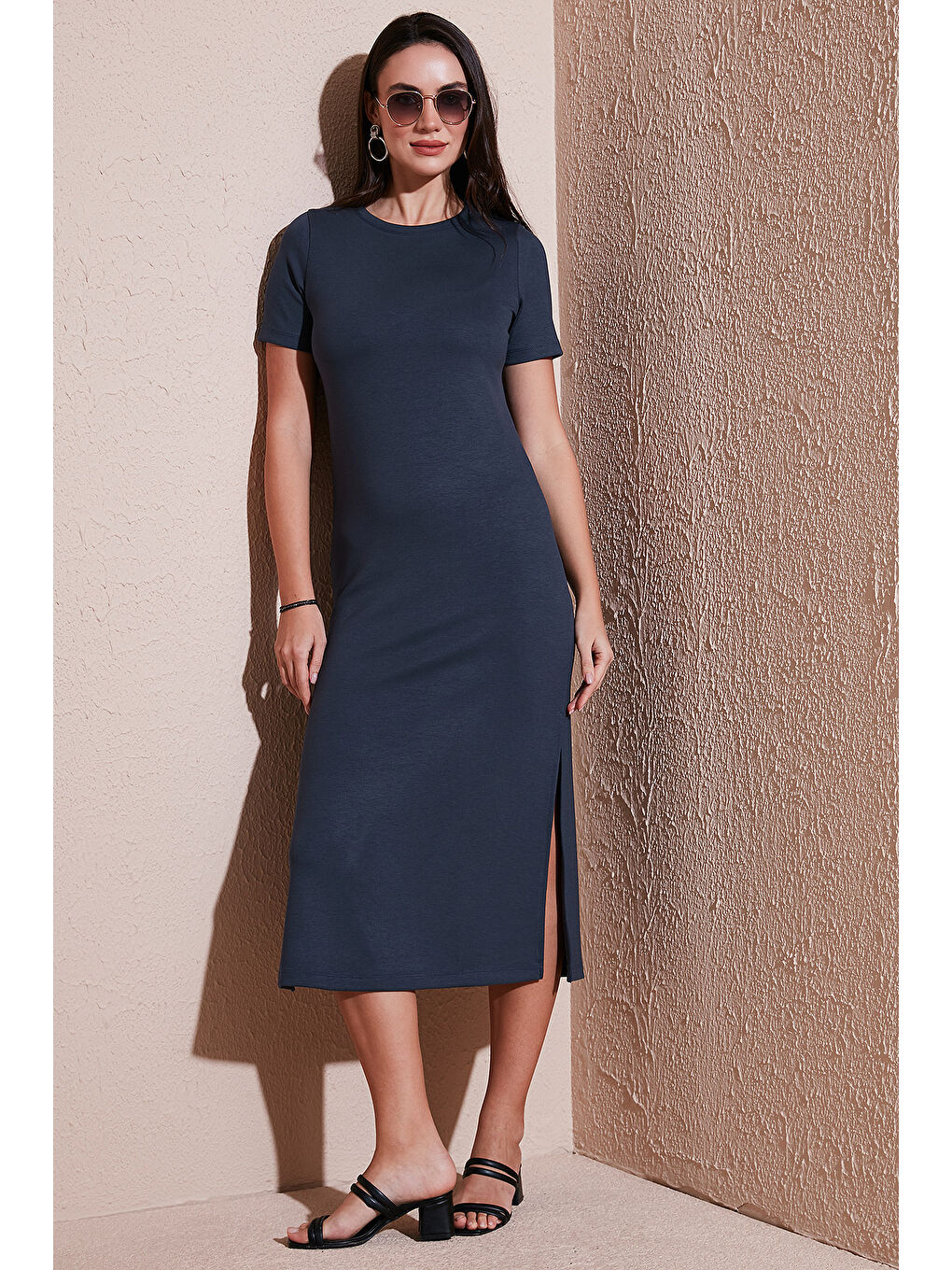 Gri Regular Fit Bisiklet Yaka Yırtmaç Detaylı Midi Kadın Elbise 5866165-1