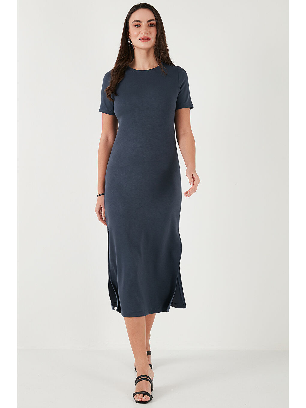 Gri Regular Fit Bisiklet Yaka Yırtmaç Detaylı Midi Kadın Elbise 5866165-2