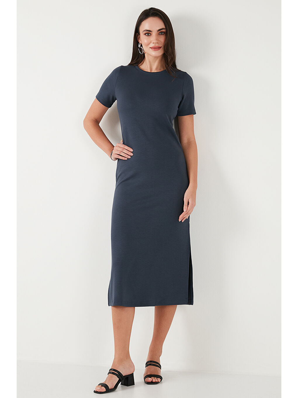 Gri Regular Fit Bisiklet Yaka Yırtmaç Detaylı Midi Kadın Elbise 5866165-3