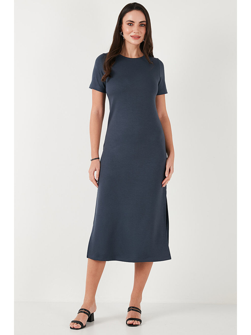 Gri Regular Fit Bisiklet Yaka Yırtmaç Detaylı Midi Kadın Elbise 5866165-4