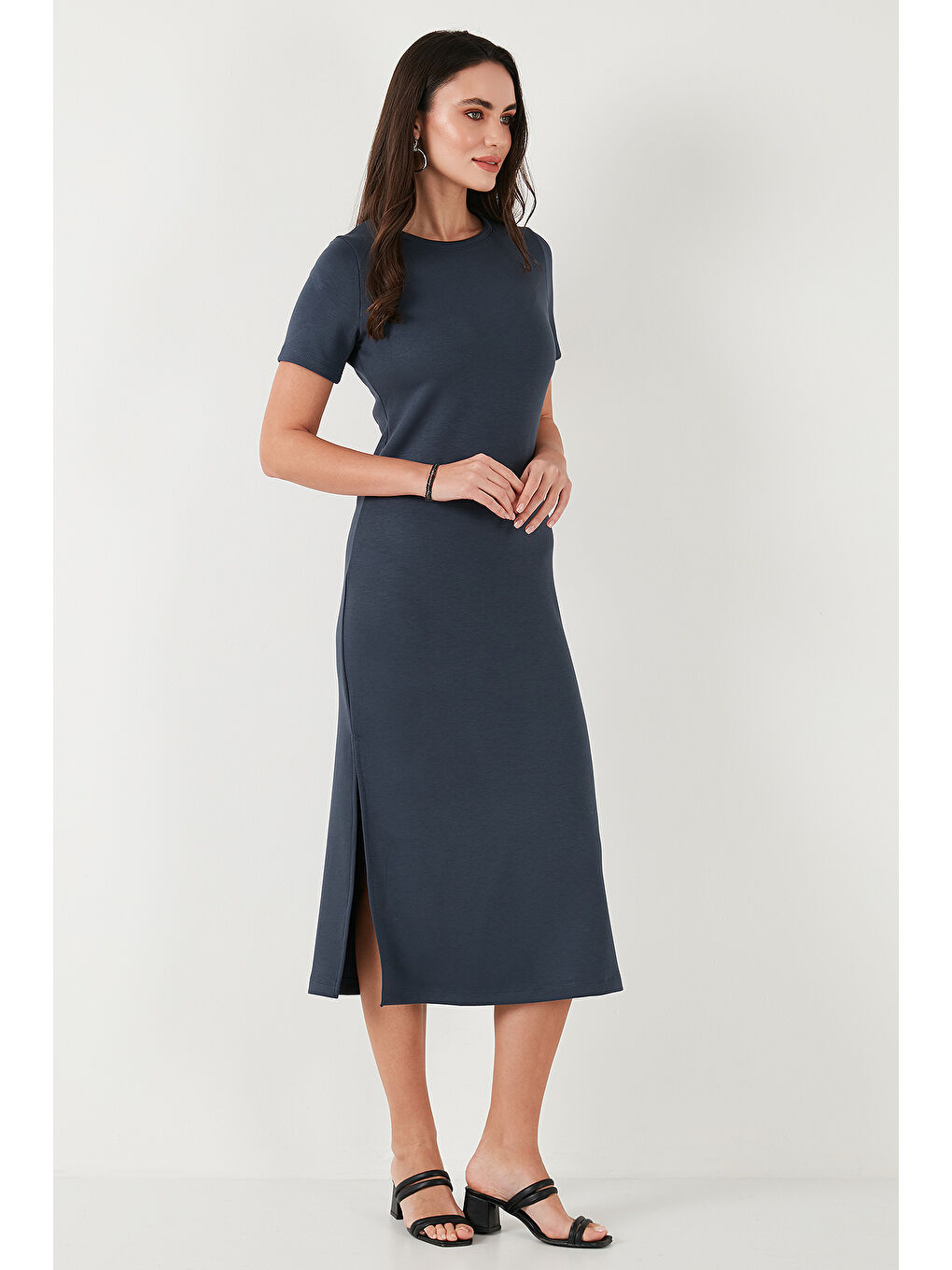 Gri Regular Fit Bisiklet Yaka Yırtmaç Detaylı Midi Kadın Elbise 5866165-5