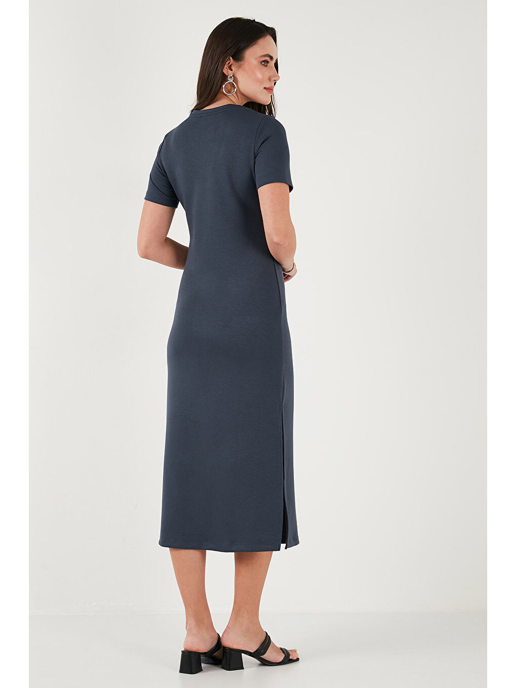 Gri Regular Fit Bisiklet Yaka Yırtmaç Detaylı Midi Kadın Elbise 5866165-6