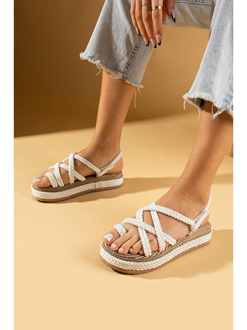 Beyaz Kalın Taban Parmak Arası Hasır Kadın Sandalet 30-13-24