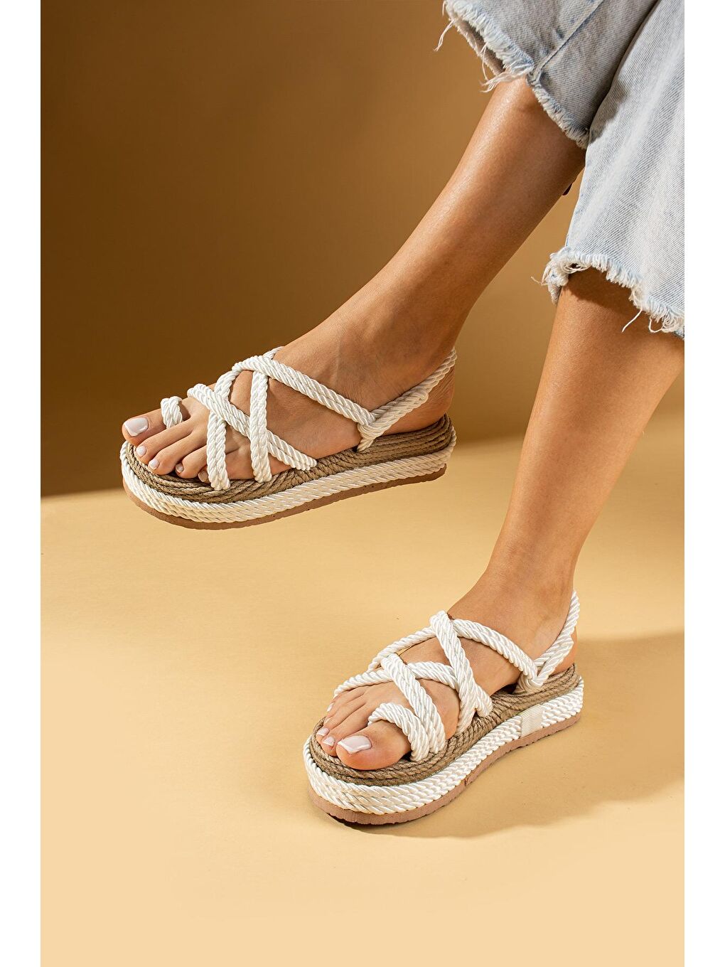 Beyaz Kalın Taban Parmak Arası Hasır Kadın Sandalet 30-13-24-1