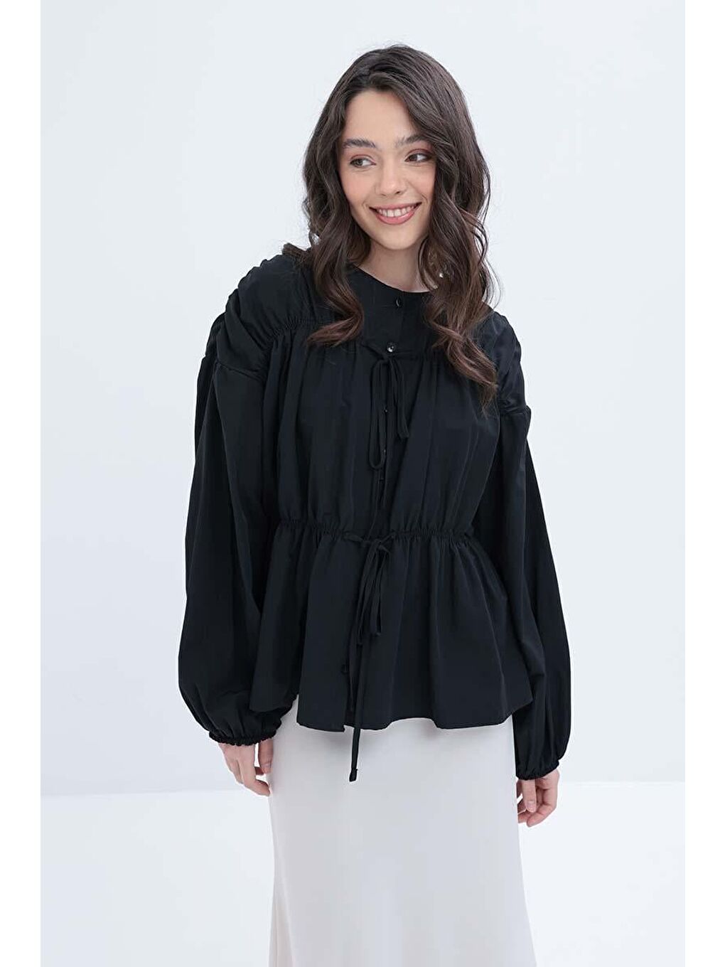 Siyah-Büzgülü Düğmeli Gömlek