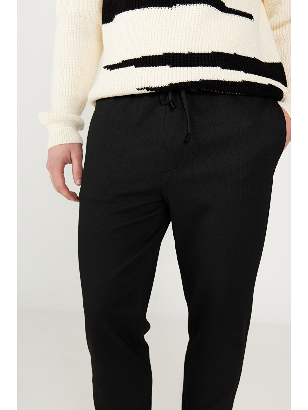 Erkek Siyah Standart Fit Normal Kesim Cepli Beli Bağlamalı Rahat Örme Pantolon-2