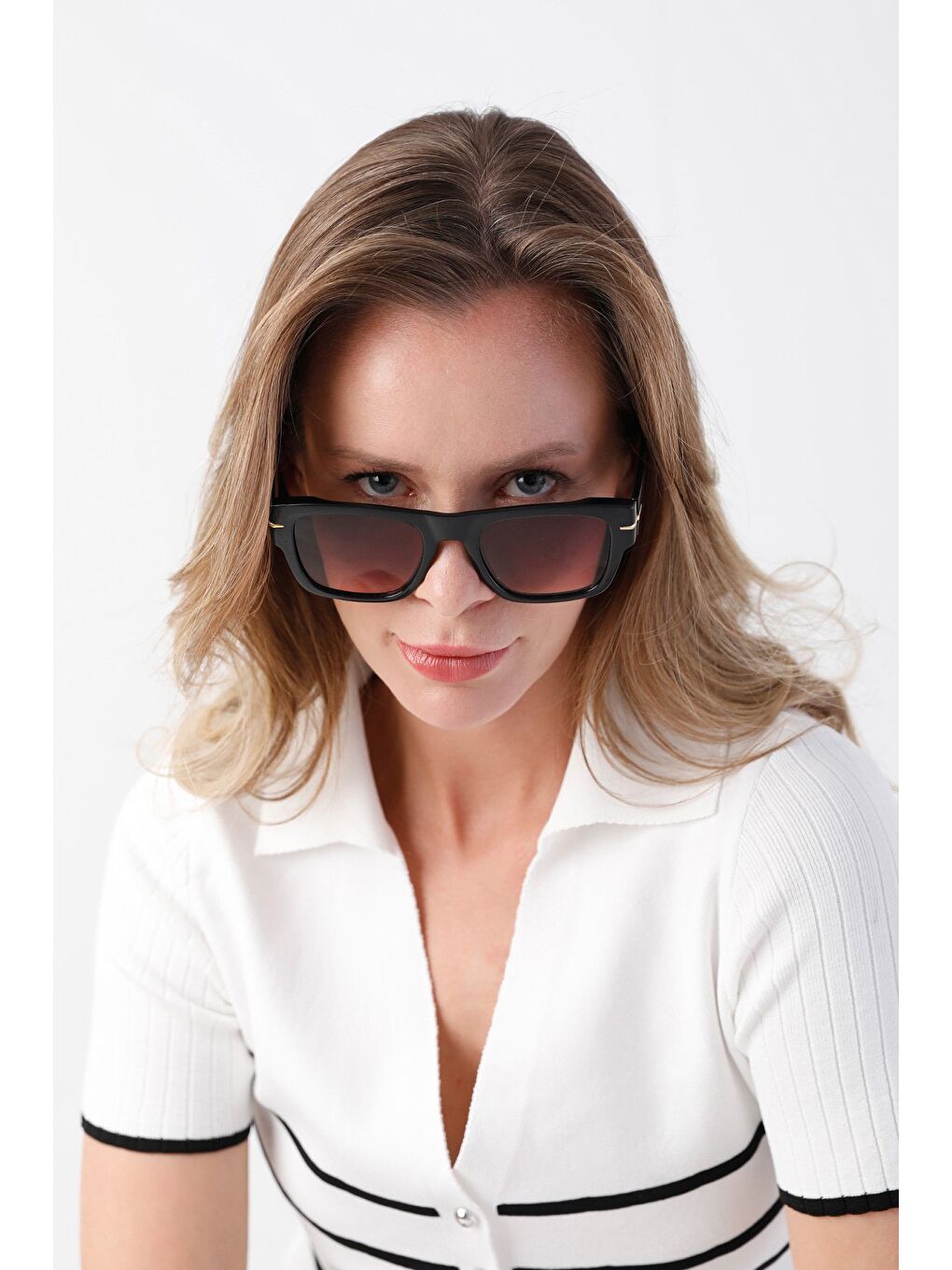 Pembe Dikdörtgen Çerçeveli Metal Aksesuarlı Güneş Gözlüğü-4