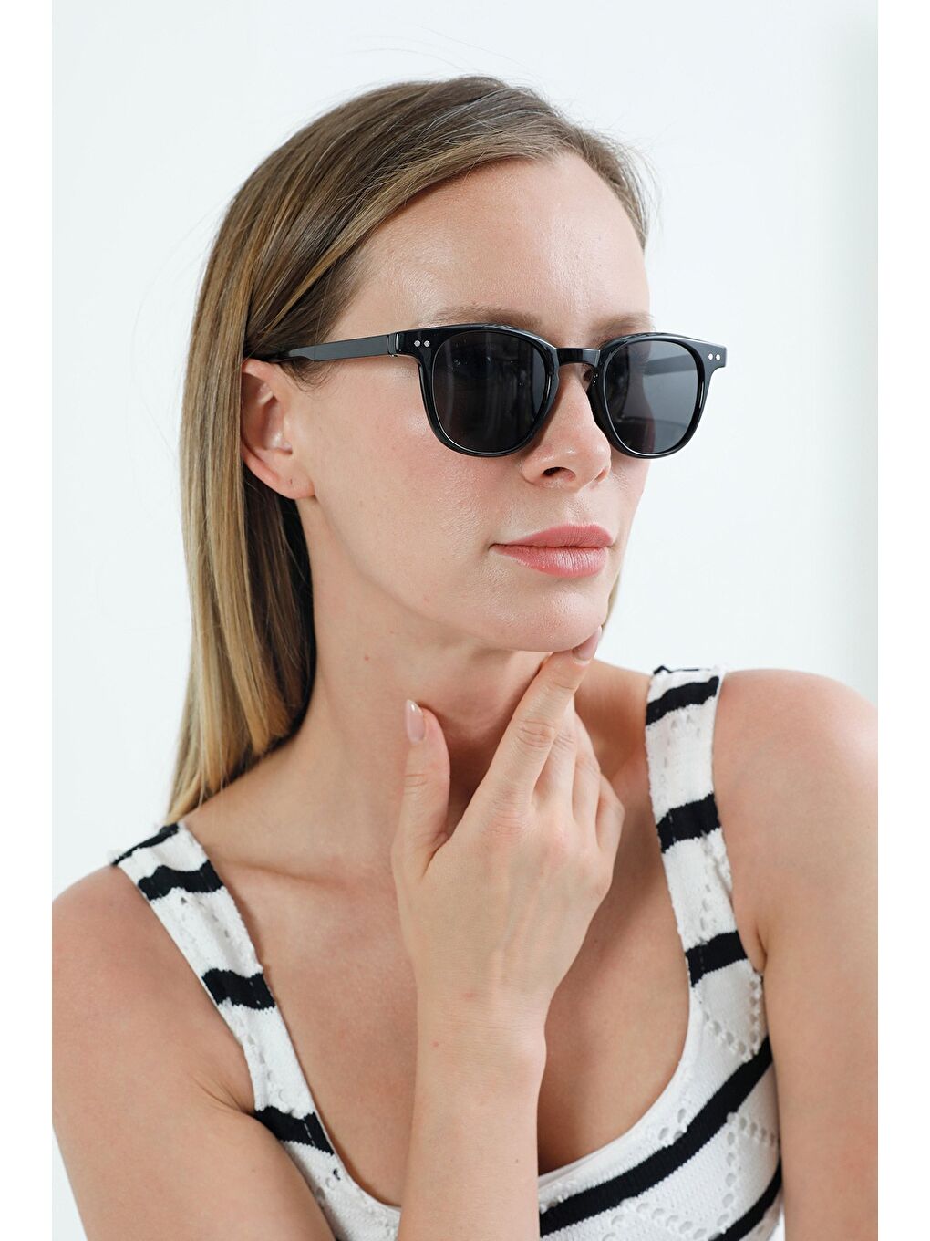 Siyah Metal Detaylı Çerçeveli Güneş Gözlüğü