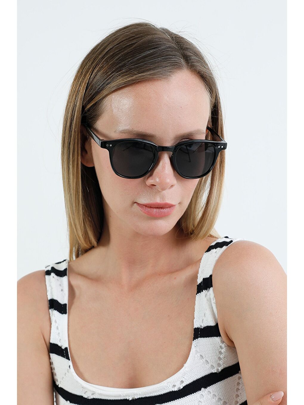 Siyah Metal Detaylı Çerçeveli Güneş Gözlüğü-2