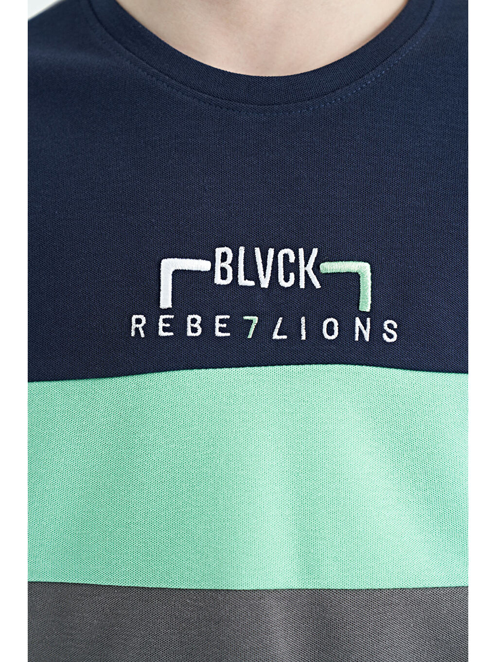 Koyu Gri Renk Geçişli Nakışlı Oversize Erkek Çocuk Tişört - 11159-3